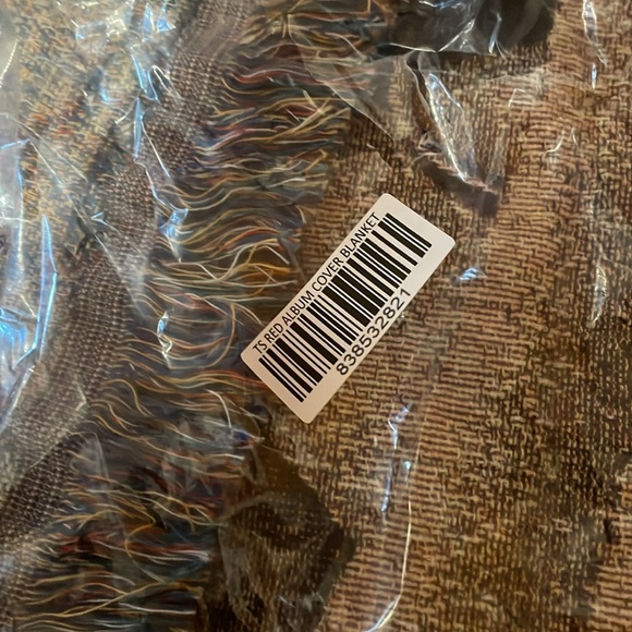 SOLD! Don’t buy. NIB Taylor Swift Red (Taylor’s Version) Blanket - Picture 2 of 6